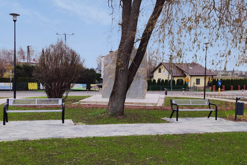 plac wokół obelisku w Chorkówce