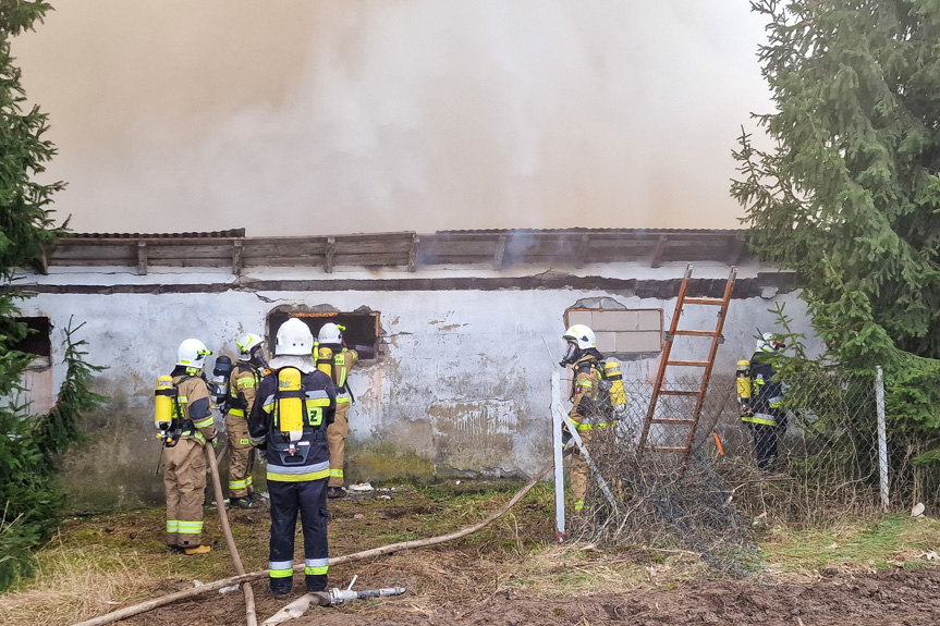 30 zastępów straży walczy z ogniem hali poprodukcyjnej 30 zastępów straży walczy z ogniem hali poprodukcyjnej