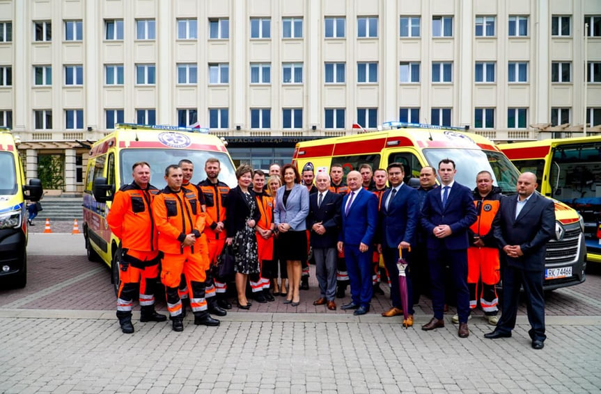 4 nowe karetki dla krośnieńskiego pogotowia 4 nowe karetki dla krośnieńskiego pogotowia