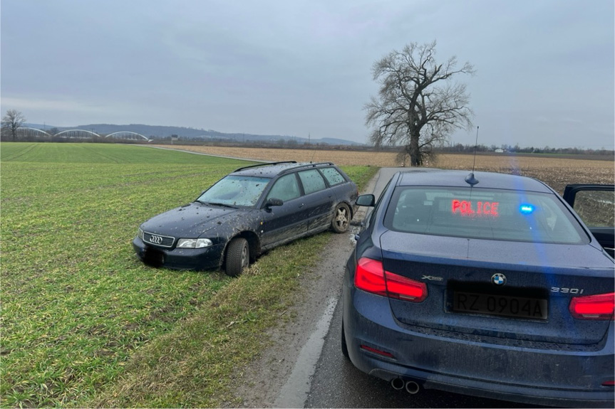 Audi w rowie. Za kierownicą pijany 39-latek Audi w rowie. Za kierownicą pijany 39-latek
