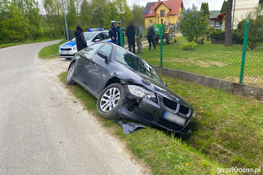 BMW w rowie po kolizji z ciągnikiem rolniczym BMW w rowie po kolizji z ciągnikiem rolniczym