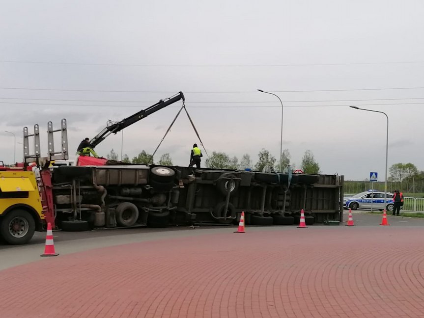 Ciężarówka na boku w miejscowości Wolina Ciężarówka na boku w miejscowości Wolina