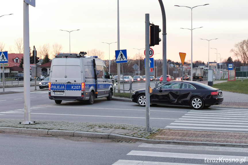 Ciężarówka zahaczyła osobówkę Ciężarówka zahaczyła osobówkę