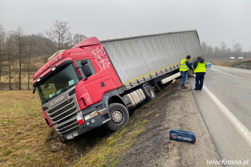 DK19. Ciężarówka zjechała z drogi DK19. Ciężarówka zjechała z drogi