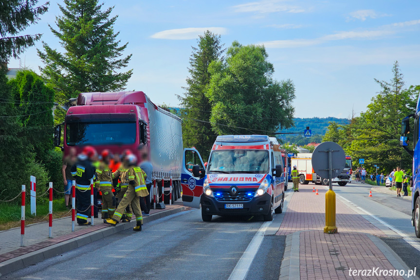 Dukla. Ciężarówka uderzyła w słup energetyczny Dukla. Ciężarówka uderzyła w słup energetyczny