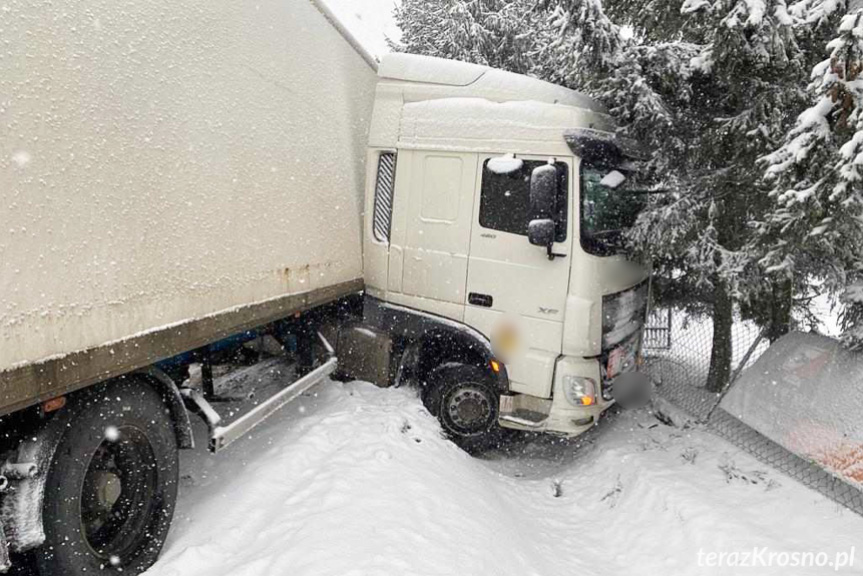 Fatalne warunki na drogach. W Iskrzyni tir uderzył w ogrodzenie Fatalne warunki na drogach. W Iskrzyni tir uderzył w ogrodzenie