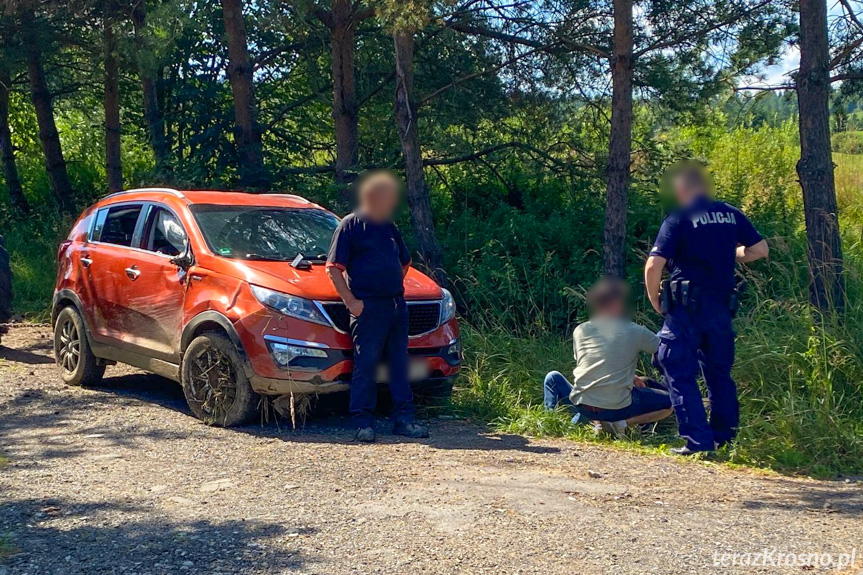Kia w rowie i trzej pijani mężczyźni Kia w rowie i trzej pijani mężczyźni