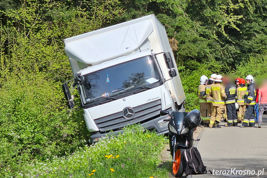 Kobylany. Zjechał ciężarówką z drogi