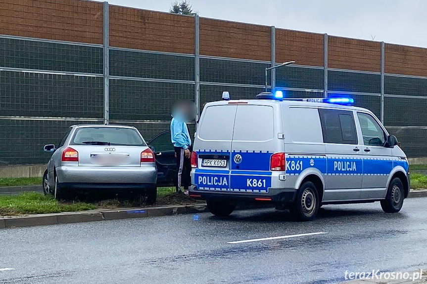 Kolizja na Podkarpackiej. Auto zatrzymało się na pasie zieleni Kolizja na Podkarpackiej. Auto zatrzymało się na pasie zieleni