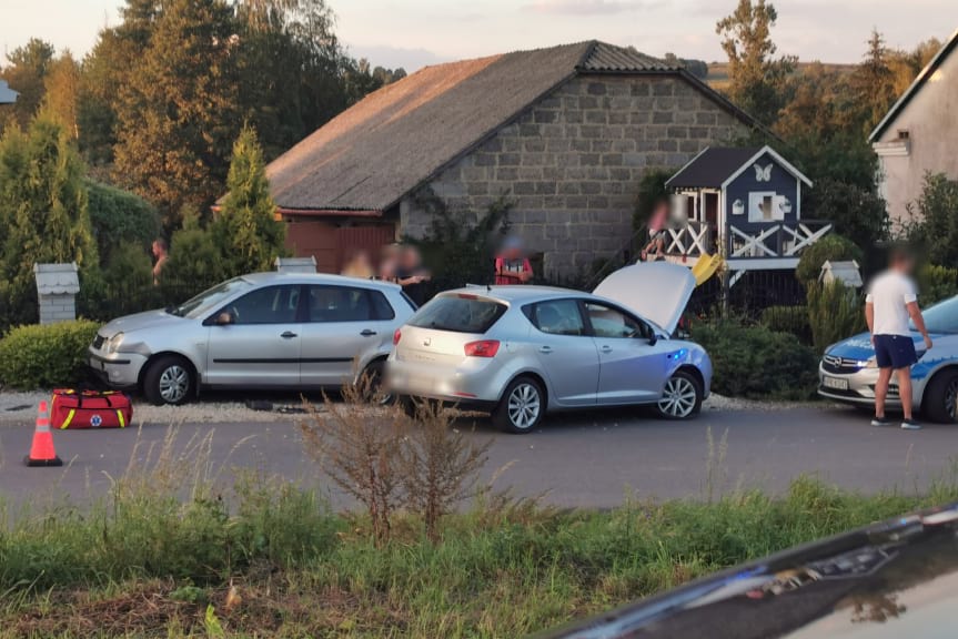 Kopytowa. Uderzył w zaparkowane samochody