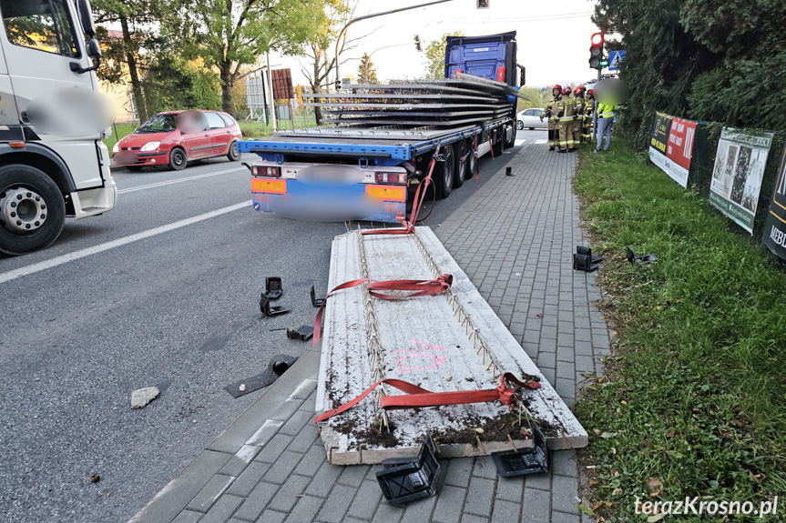 Krosno. Ładunek zsunął się z naczepy Krosno. Ładunek zsunął się z naczepy