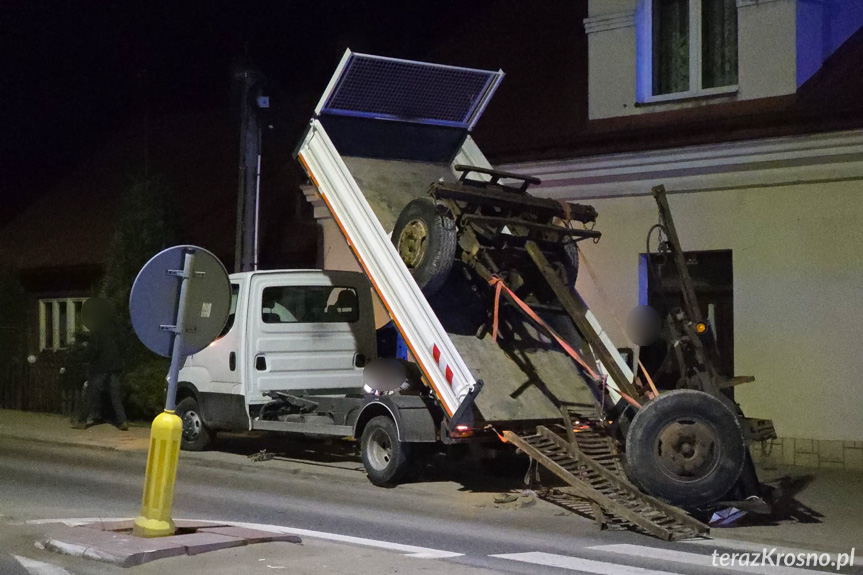 Krosno. Przyczepa spadła z samochodu Krosno. Przyczepa spadła z samochodu