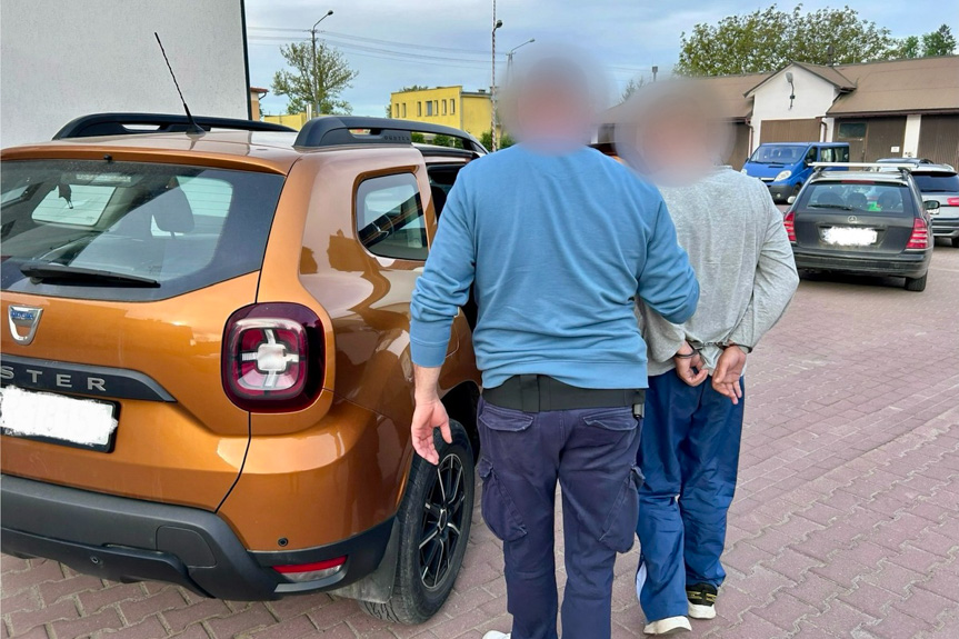 Mężczyźni grozili nożem i okradli domowników Mężczyźni grozili nożem i okradli domowników