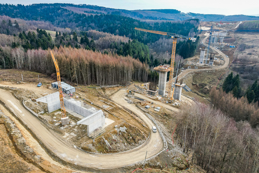 Mimo zimy prace na S19 nie zwalniają tempa. Powstaje najwyższa estakada w Polsce Mimo zimy prace na S19 nie zwalniają tempa. Powstaje najwyższa estakada w Polsce