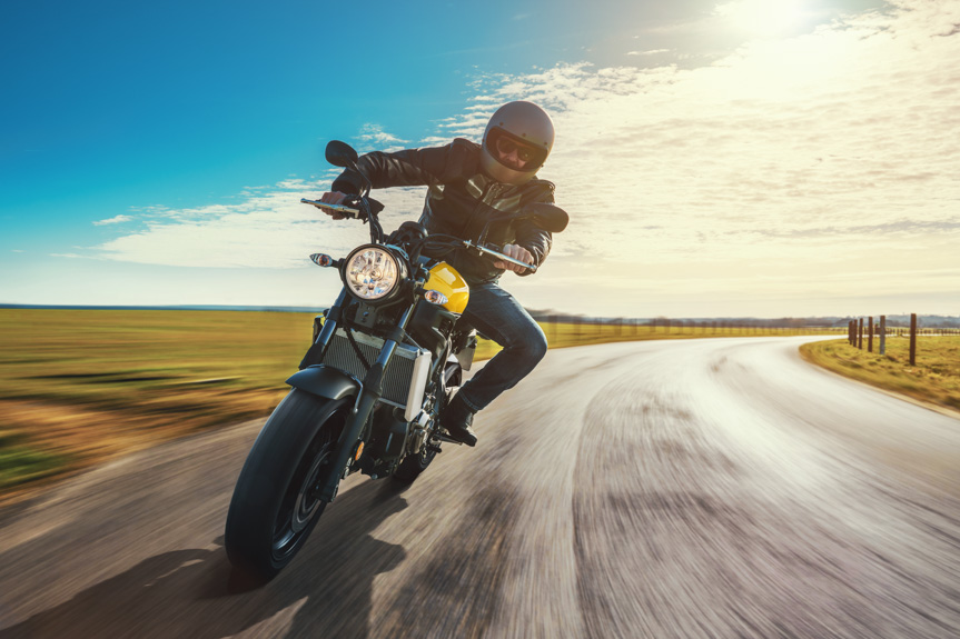 Motocyklem na jednym kole, bez uprawnień i badań technicznych Motocyklem na jednym kole, bez uprawnień i badań technicznych