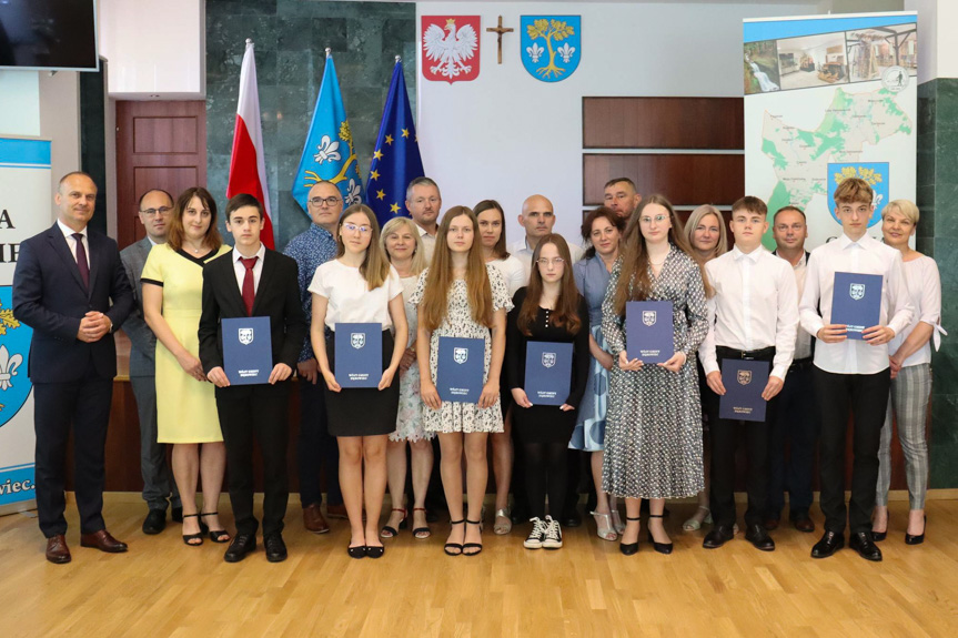 Najlepsi uczniowie z gminy Dębowiec nagrodzeni Najlepsi uczniowie z gminy Dębowiec nagrodzeni