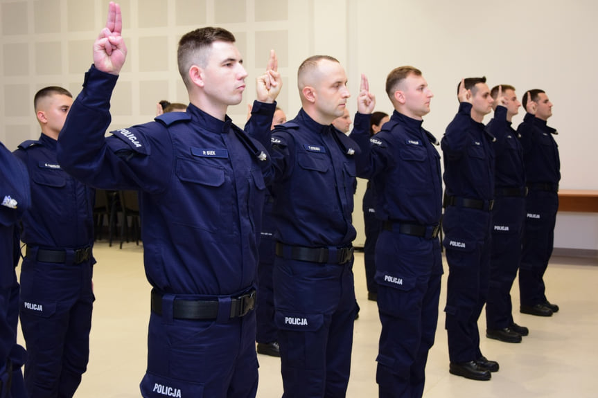 Nowi policjanci złożyli ślubowanie Nowi policjanci złożyli ślubowanie