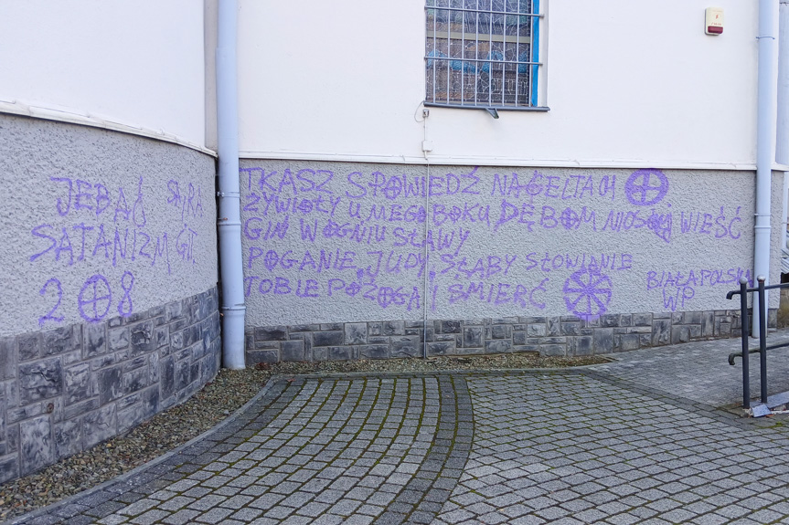 Obraźliwe napisy na sanktuarium w Tarnowcu - policja ustaliła, kto za tym stoi! Obraźliwe napisy na sanktuarium w Tarnowcu - policja ustaliła, kto za tym stoi!