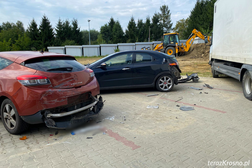 Parkingowy karambol w Krośnie. Ciężarówka uderzyła w trzy osobówki Parkingowy karambol w Krośnie. Ciężarówka uderzyła w trzy osobówki