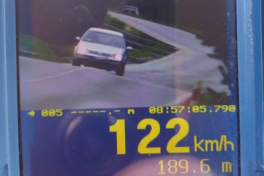 Pędziła z prędkością 122 km/h w obszarze zabudowanym Pędziła z prędkością 122 km/h w obszarze zabudowanym
