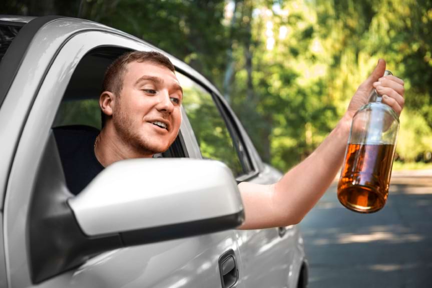 Pijany, bez uprawnień spowodował kolizję i uciekł Pijany, bez uprawnień spowodował kolizję i uciekł