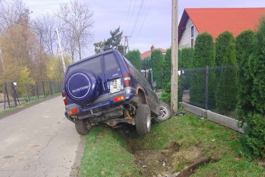 Pijany uderzył w betonowy mostek i słup. Ranny uciekł z miejsca zdarzenia Pijany uderzył w betonowy mostek i słup. Ranny uciekł z miejsca zdarzenia