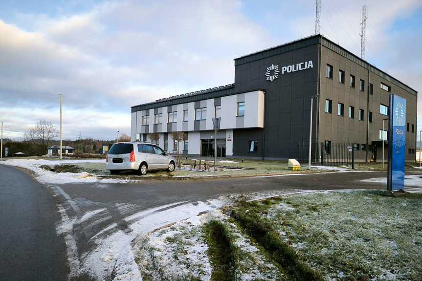 Pijany "zaparkował" na trawniku przed komendą Pijany "zaparkował" na trawniku przed komendą