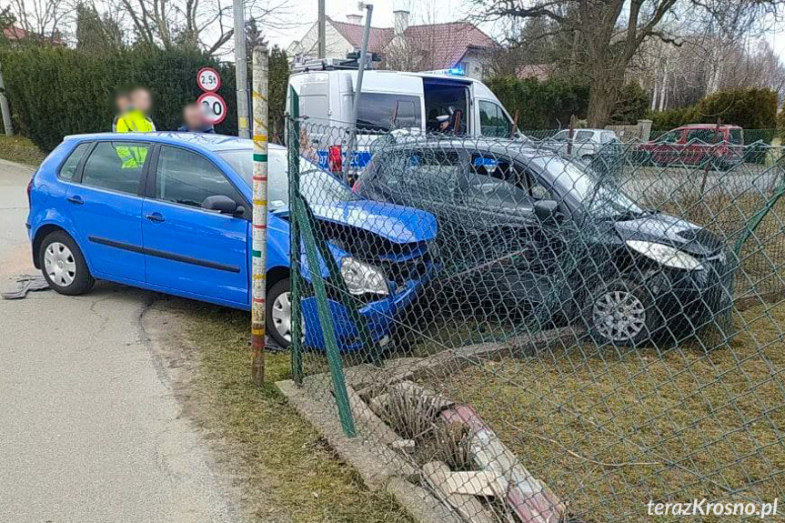 Po zderzeniu wjechali w ogrodzenie Po zderzeniu wjechali w ogrodzenie