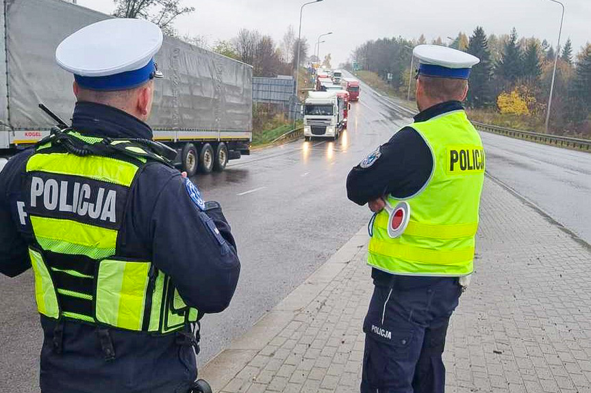 Policjanci dbają o bezpieczeństwo w związku z protestem Policjanci dbają o bezpieczeństwo w związku z protestem