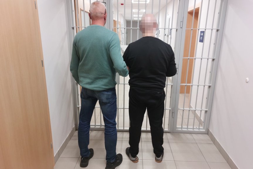 Poszukiwany listem gończym ukrył się przed policjantami… w szafie Poszukiwany listem gończym ukrył się przed policjantami… w szafie