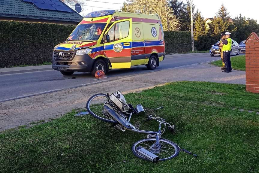 Poważny wypadek w Trześniowie. Potrącenie rowerzysty przez karetkę pogotowia Poważny wypadek w Trześniowie. Potrącenie rowerzysty przez karetkę pogotowia