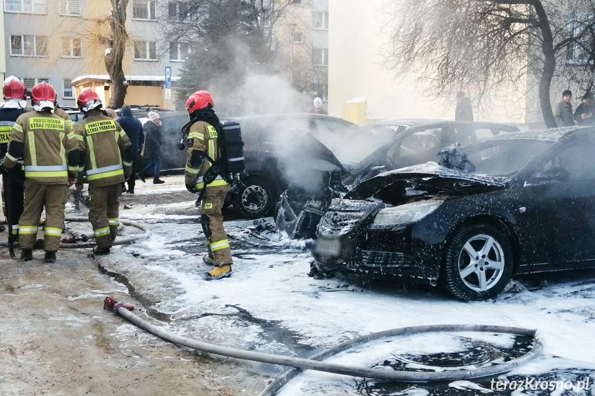 Pożar na parkingu. Spłonęły dwa samochody, trzeci uszkodzony Pożar na parkingu. Spłonęły dwa samochody, trzeci uszkodzony