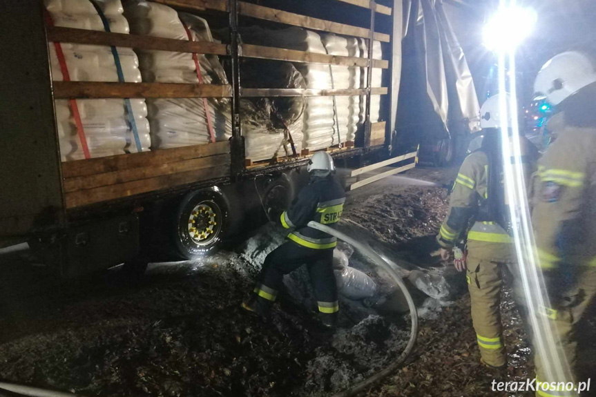 Pożar naczepy samochodu ciężarowego w Woli Komborskiej Pożar naczepy samochodu ciężarowego w Woli Komborskiej