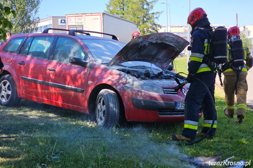 Pożar renault. Ogień pojawił się pod maską auta Pożar renault. Ogień pojawił się pod maską auta