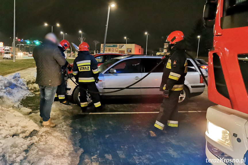 Pożar samochodu na parkingu Pożar samochodu na parkingu