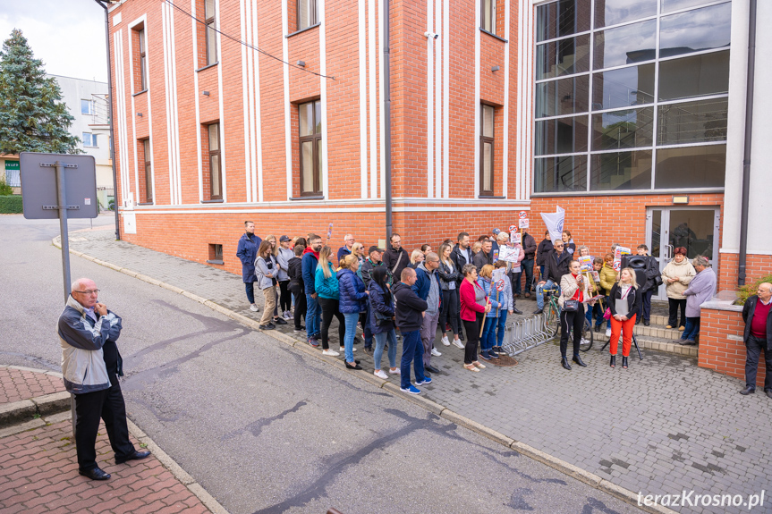 Protest przed Urzędem Gminy w Jedliczu. Czy 5G szkodzi zdrowiu?