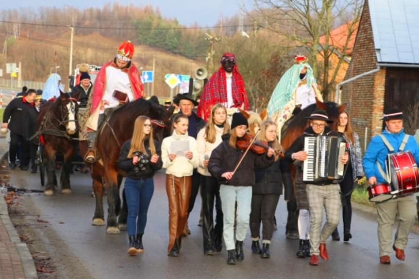 Przez Osiek Jasielski przeszedł Orszak Trzech Króli Przez Osiek Jasielski przeszedł Orszak Trzech Króli