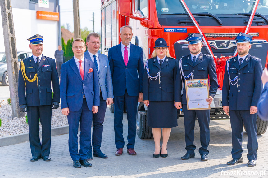 Rogi. Gminne Obchody Dnia Strażaka, przekazanie i poświęcenie samochodu