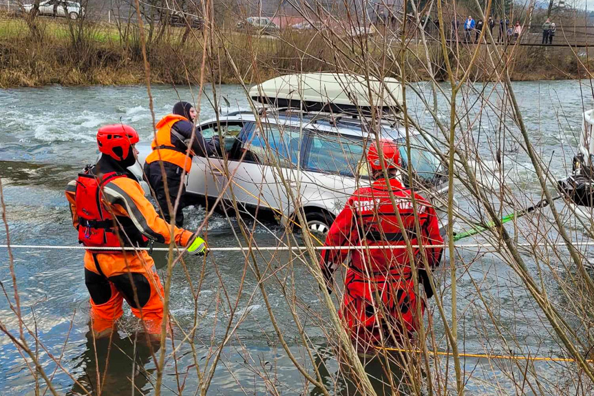 Rwąca rzeka porwała samochód z kierującą Rwąca rzeka porwała samochód z kierującą