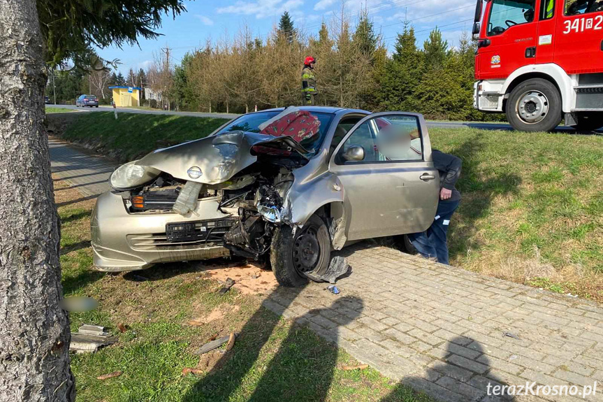 Samochód wypadł z drogi i uderzył w barierki Samochód wypadł z drogi i uderzył w barierki
