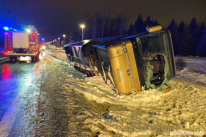 Silny wiatr zepchnął autobus do rowu Silny wiatr zepchnął autobus do rowu