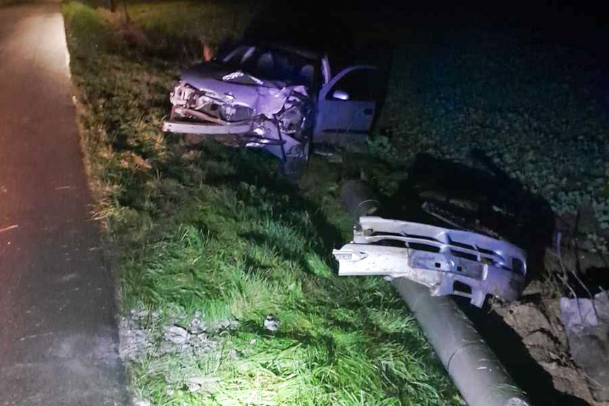 Staranował latarnię. Miał ponad 3 promile i był bez prawa jazdy Staranował latarnię. Miał ponad 3 promile i był bez prawa jazdy
