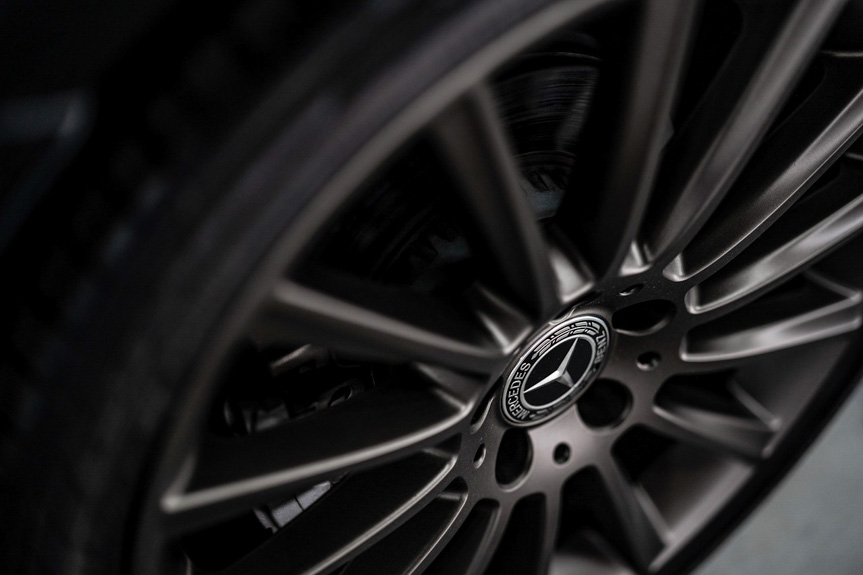 Szaleńcza jazda kierowcy sportowego mercedesa Szaleńcza jazda kierowcy sportowego mercedesa
