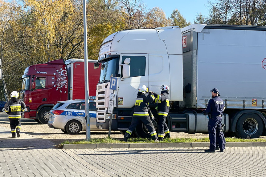 Szokujące odkrycie na parkingu. Zwłoki mężczyzny w kabinie Szokujące odkrycie na parkingu. Zwłoki mężczyzny w kabinie