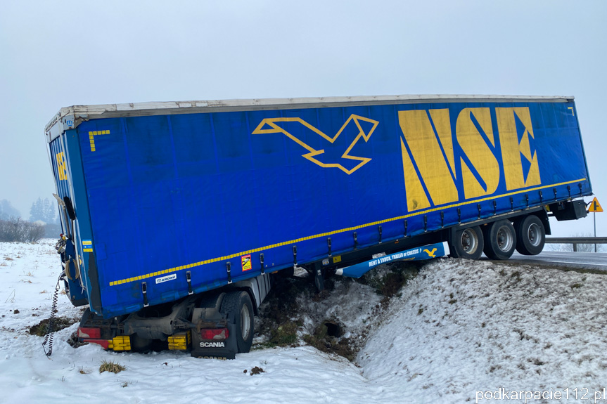 Tir wypadł z drogi w Lutczy Tir wypadł z drogi w Lutczy