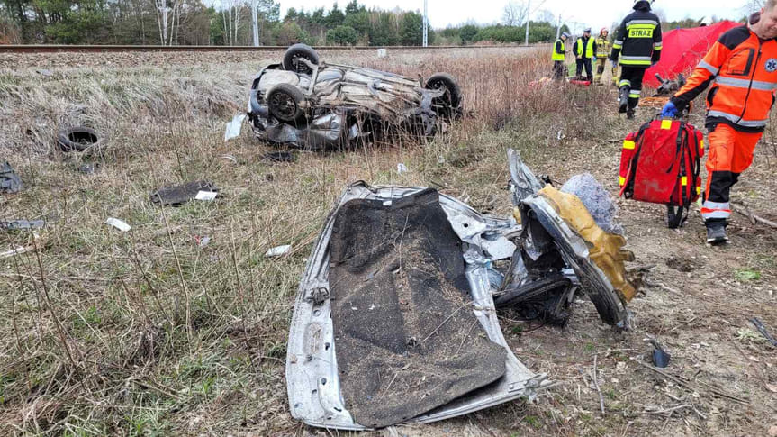 Tragedia na przejeździe kolejowym. Nie żyją dwie osoby Tragedia na przejeździe kolejowym. Nie żyją dwie osoby