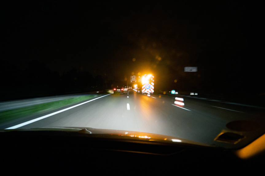 Uderzył w barierę i słup. Wypadek na A4 Uderzył w barierę i słup. Wypadek na A4
