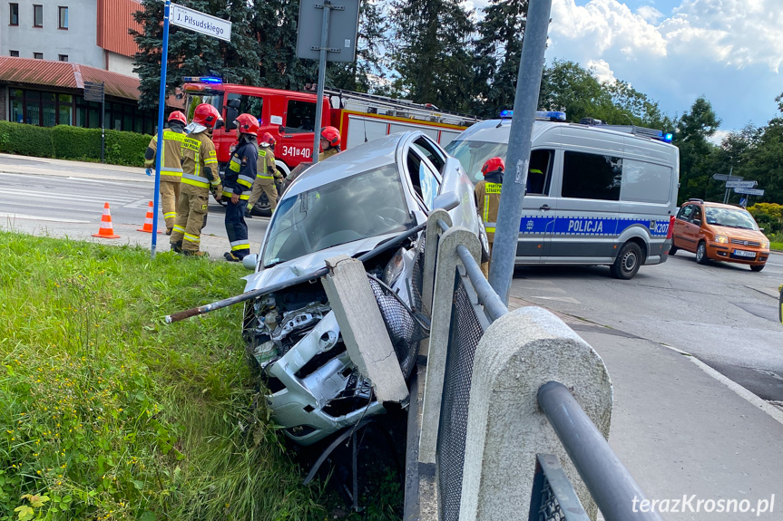 Uderzyła w bariery mostu Uderzyła w bariery mostu