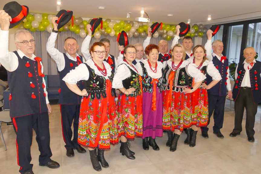 Uśmiech na twarzach seniorów. "Chorkowianie" z muzyczną wizytą w Raniżowie Uśmiech na twarzach seniorów. "Chorkowianie" z muzyczną wizytą w Raniżowie