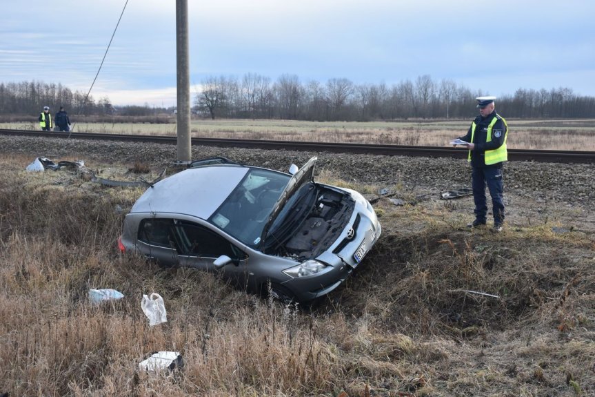 W Zalesiu Gorzyckim toyota wjechała pod pociąg W Zalesiu Gorzyckim toyota wjechała pod pociąg